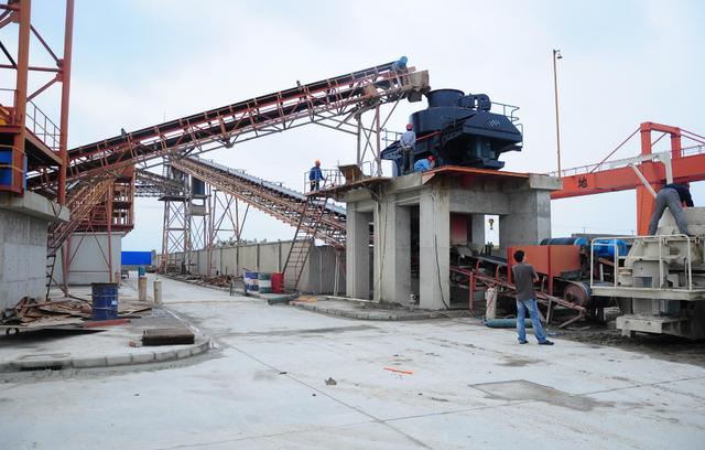 人工砂生產工藝的經濟對比及選擇依據：濕法、干法、半干法制砂